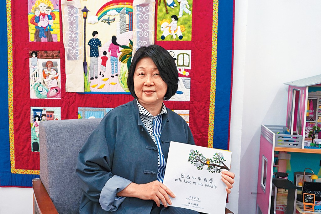 社工出身的領養媽媽郭勤，一步一腳印陪伴女兒成長，適時分享其生母的故事，讓女兒接納真實的自己。