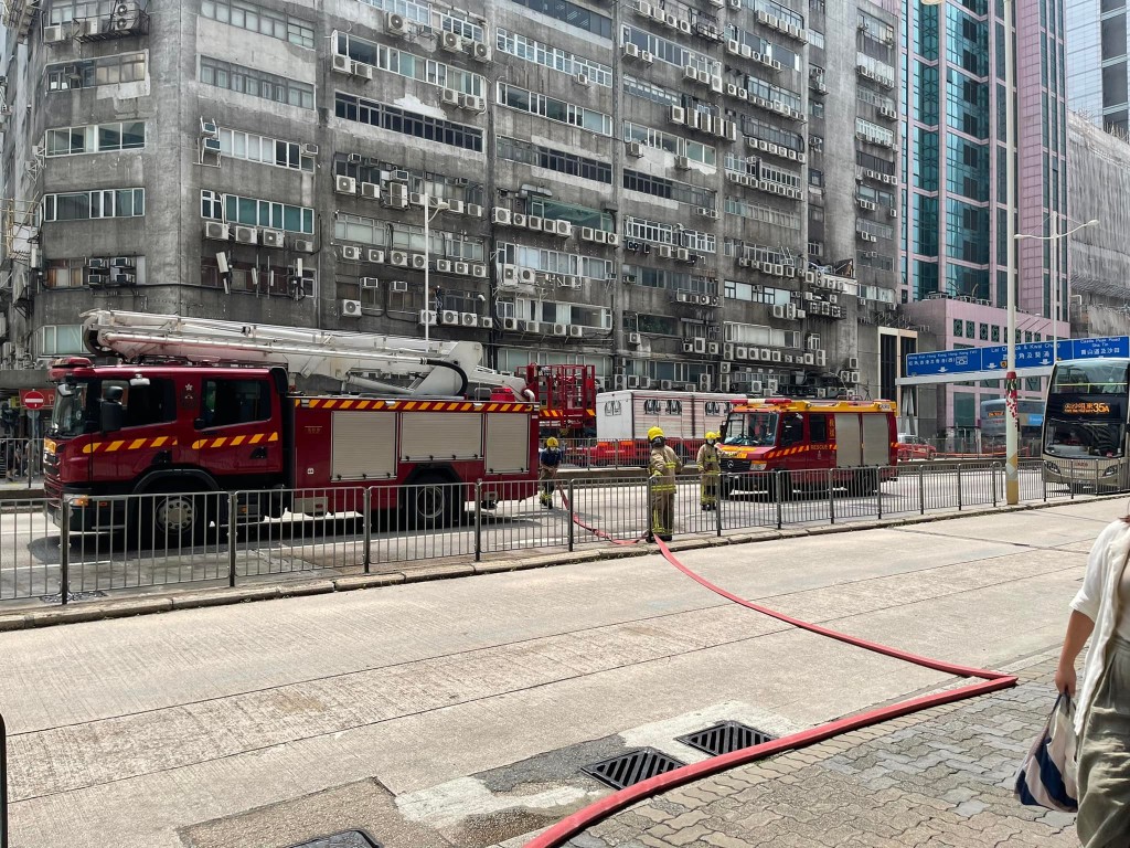 消防员接报到场。香港突发事故报料区FB图片