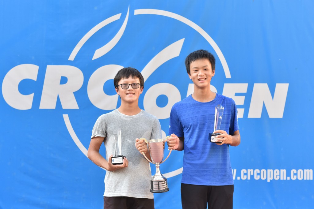 谭善恒(右)夥拍林俊熙，捧走18岁或以下青少年男子双打冠军。公关提供图片