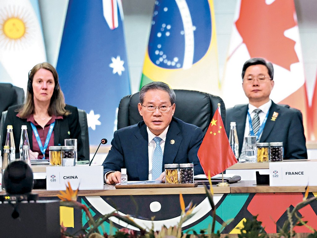 總理李強在南非G20峰會發言。後右為財長藍佛安。