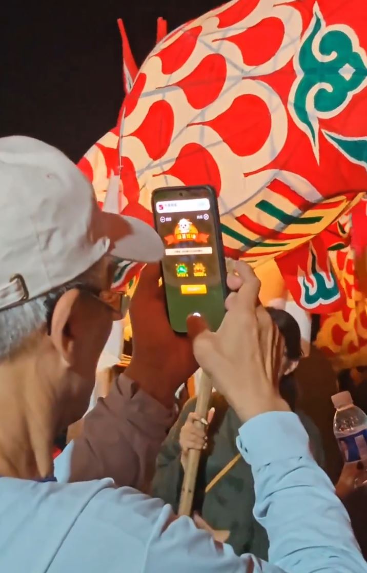 手机App的广告弹窗令大爷无法拍照。