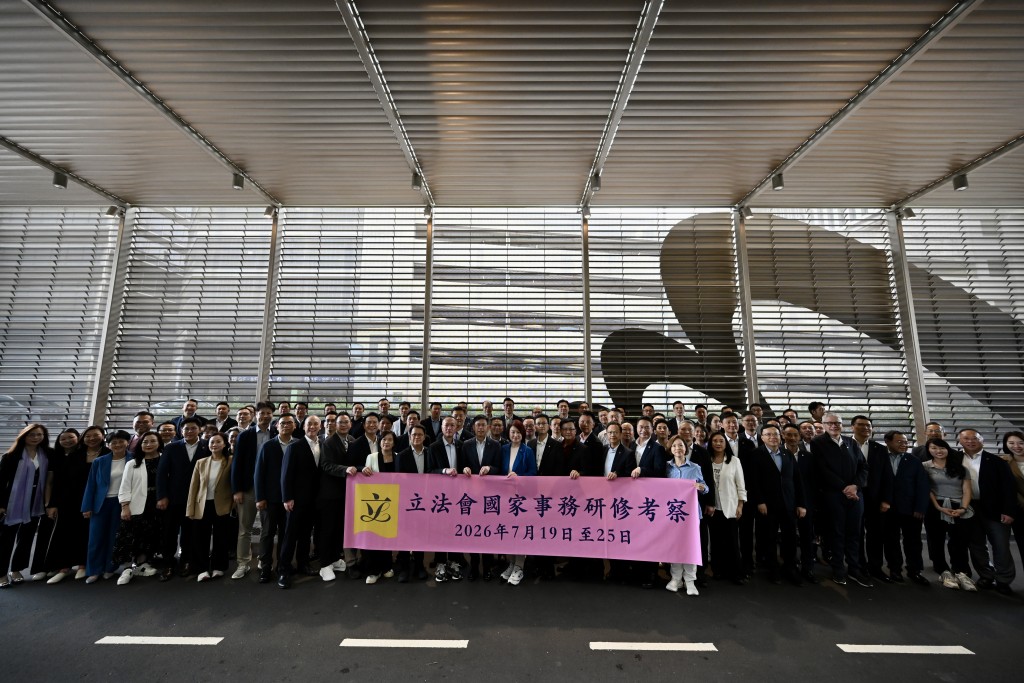 立法會議員前往北京參加國家事務研修考察前於機場會見傳媒。 立法會議員前往北京參加國家事務研修考察前於機場會見傳媒。