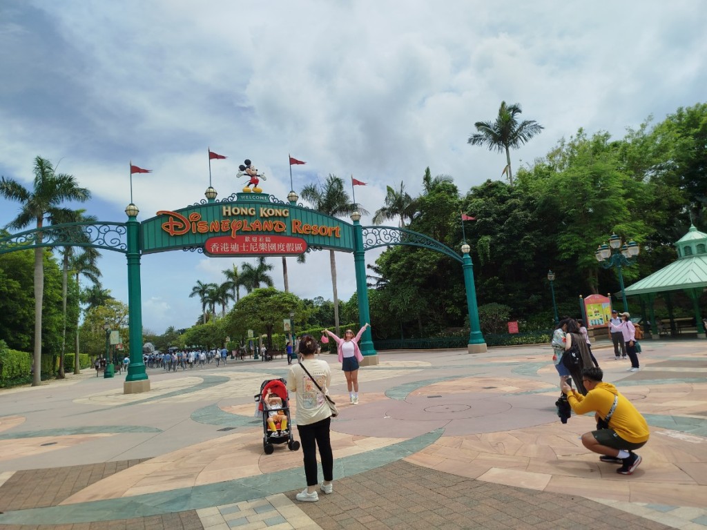 黃家榮認為香港迪士尼樂園是濃縮版樂園，與世界其他地方比較反成為強項。資料圖片