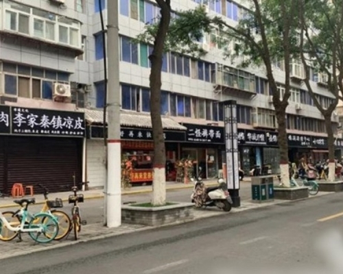 西安街舖招牌統一黑底白字。網上圖片