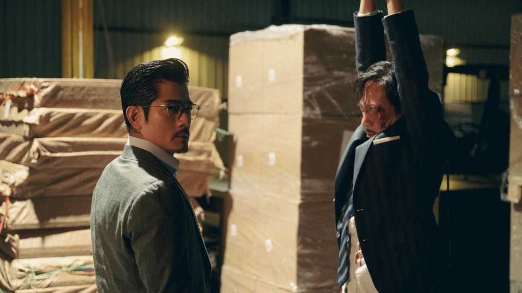 鏡頭一轉,城城與被吊起的陳國邦同場出現。 鏡頭一轉,城城與被吊起的陳國邦同場出現。