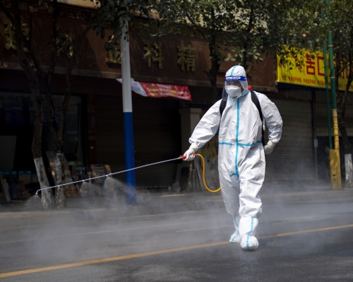 工作人員加強消毒防範病毒擴散。新華社