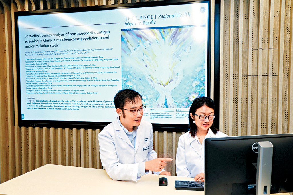 港大醫學院的研究發現，前列腺特異抗原（PSA）篩查能降低晚期前列腺癌的發生率及死亡率。此研究由港大醫學院臨床醫學學院外科學系那溶（左）及內科學系助理教授李雪（右）領導。