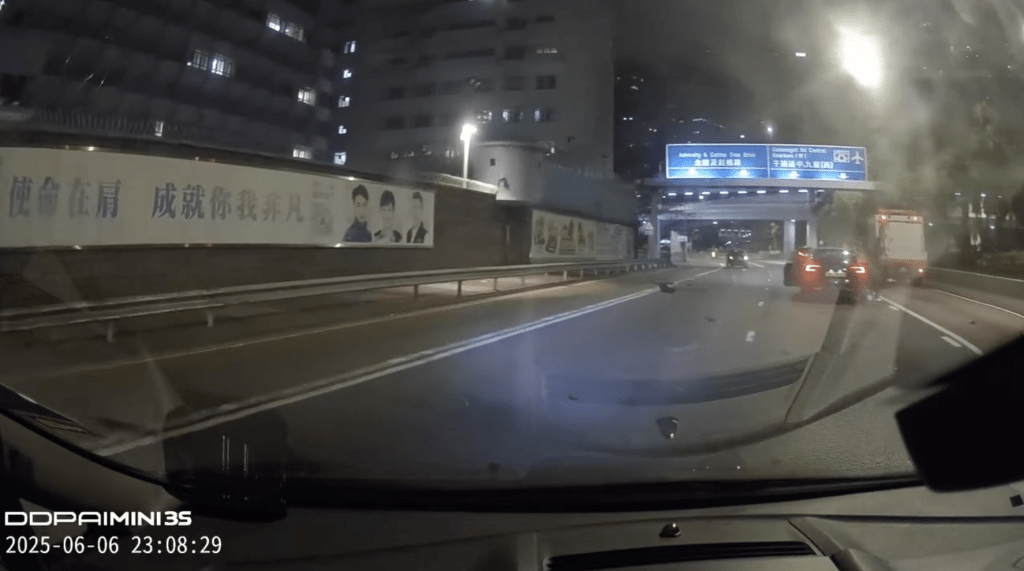 其後的士和Tesla前後停在左二線和左三線,Tesla兩邊車門打開,至少有兩人下車。 其後的士和Tesla前後停在左二線和左三線,Tesla兩邊車門打開,至少有兩人下車。