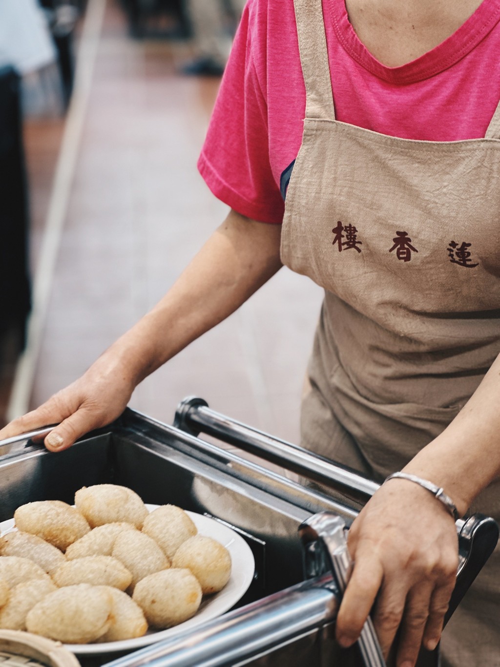 茶客可使用传统的茶盅品茗、粤式点心和经典粤菜。香港莲香饮食集团-莲香楼fb图