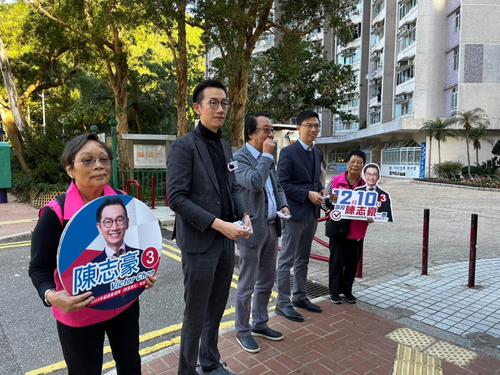 新民黨將軍澳北候選人陳志豪（左二）在寶琳景林邨進行選舉街站活動。黃子龍攝