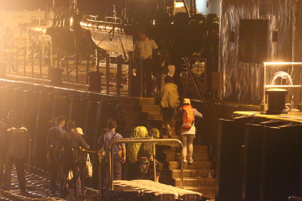 獲救的男女在水警基地上岸。李子平攝