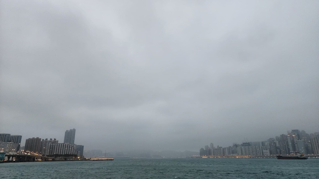 本港地區今日大致多雲,有幾陣雨,部分地區能見度較低。黎志偉攝 本港地區今日大致多雲,有幾陣雨,部分地區能見度較低。黎志偉攝