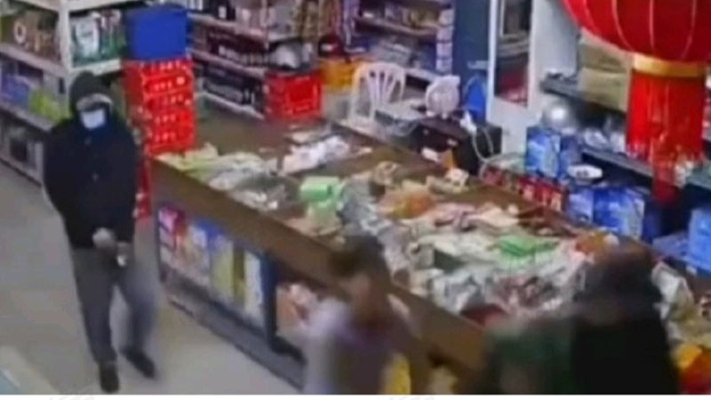现场影片显示，该名女店员被绑时，用中文大喊：「我有两个小孩」。微博片截图