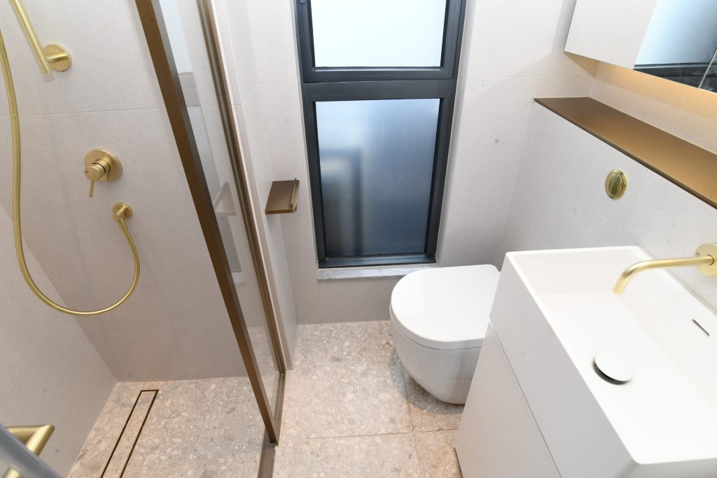 浴室设有窗户，适合小家庭使用。