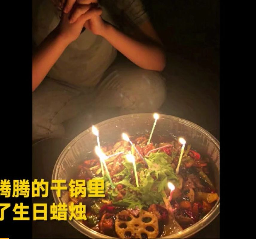 男子自創乾火鍋蛋糕。網圖