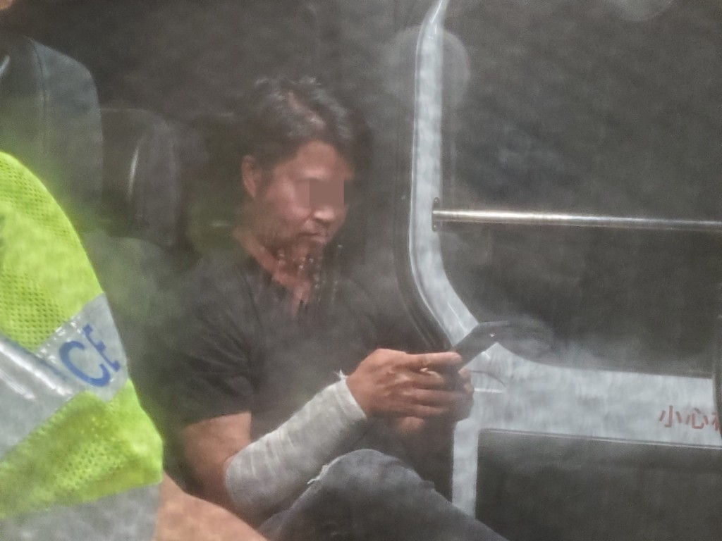 平治四驅車司機酒精呼氣測試超標，被帶返警署作進一步檢驗。黎志偉攝