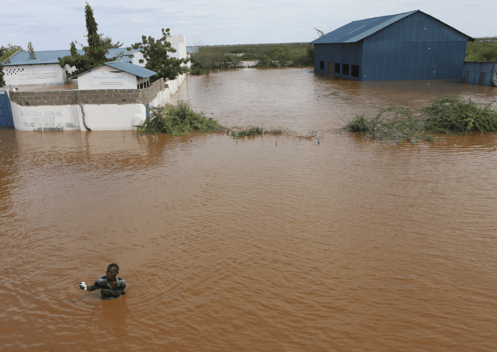 東非國家肯亞受洪水侵襲，西部一條大壩決堤，造成至少 45 人死亡，數十人失蹤，全國多區的房屋被淹沒，超過20萬人受災。