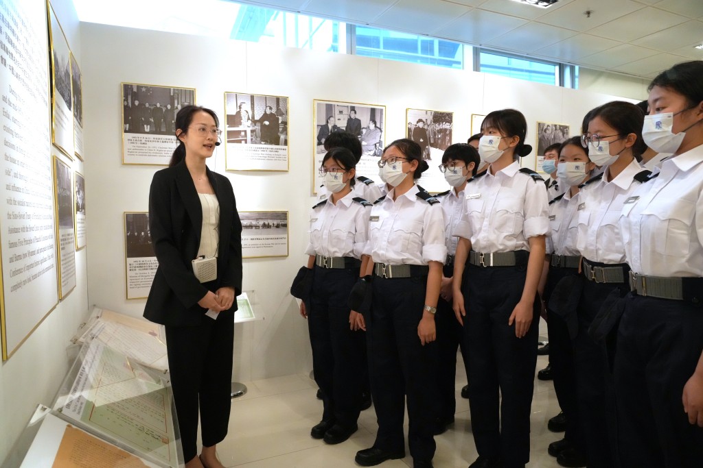 团员参观国家外交历程图片展。
