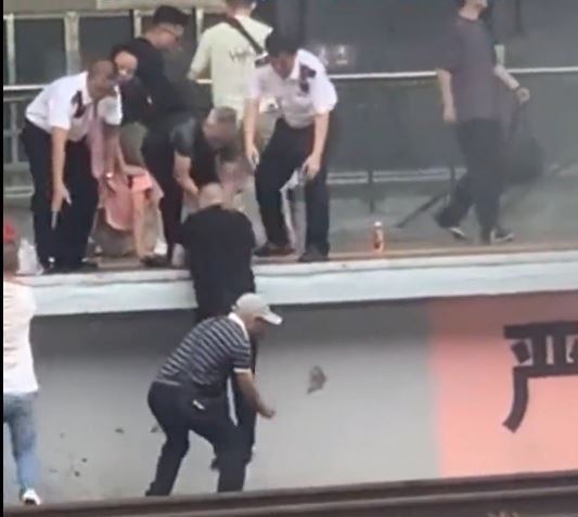 郴州男子家事爭執跳高鐵軌，3乘客協助對方家人，將跳軌男抬起救回。薘勃新聞
