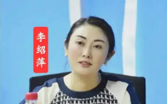 湖南美女局长出轨前夫外甥，双方激情聊天纪录曝光后，女方被停职。