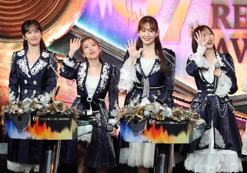 4位前成員前田敦子、高橋南、小嶋陽菜和指原莉乃，再度為AKB48上陣演出。