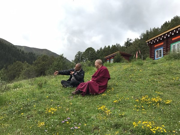 李連杰與喇嘛交流。