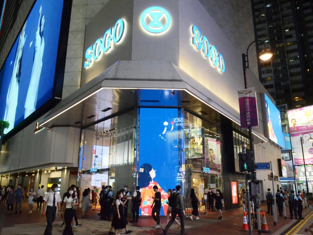 銅鑼灣百貨外繼續有警員穿著戰術背心駐守。