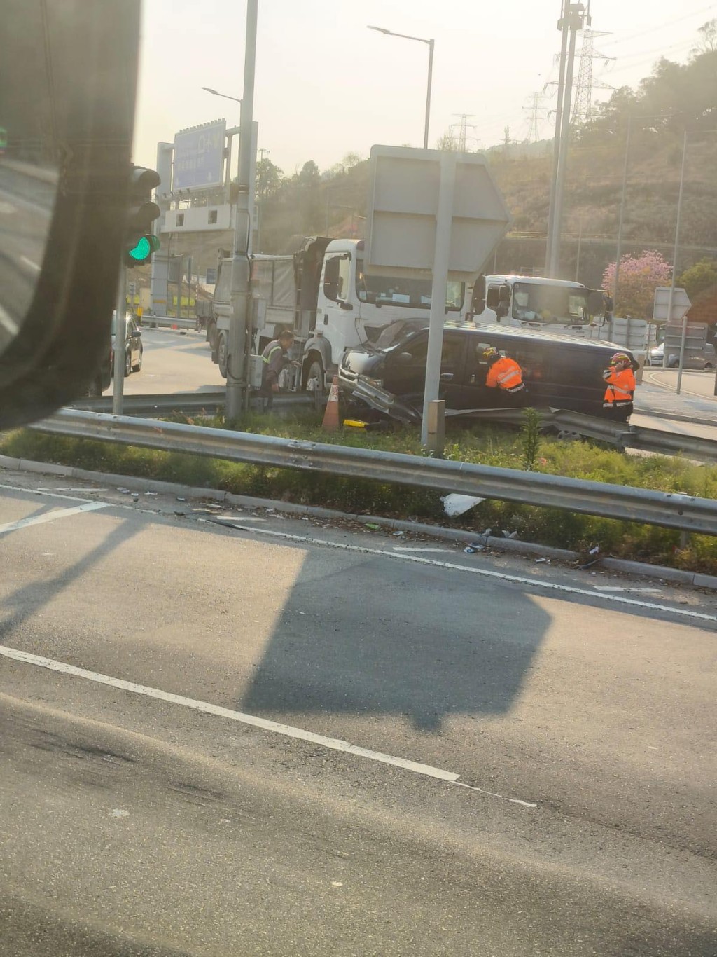 一輛重型貨車於龍富路迴旋處與一輛輕型貨車發生相撞。網上圖片