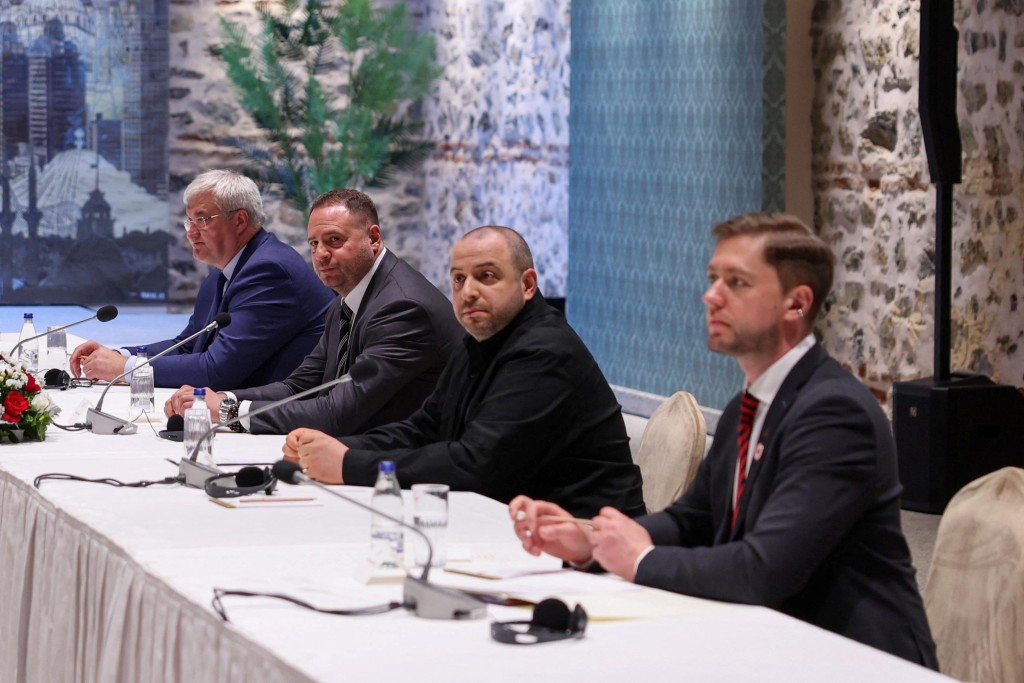 烏克蘭外長西比加（Andrii Sybiha ）、烏克蘭總統辦公室主任葉爾馬克（Andriy Yermak）和烏克蘭國防部長烏梅洛夫（Rustem Umerov）出席會談。路透社