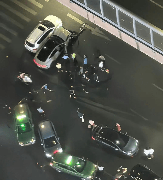 小米SU7鄭州車禍現場畫面。 微博@老K評說 小米SU7鄭州車禍現場畫面。 微博@老K評說