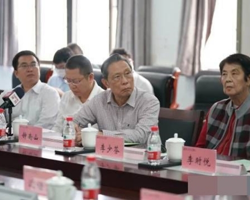 鍾南山昨日帶領團隊到深圳市人民醫院指導工作。網圖