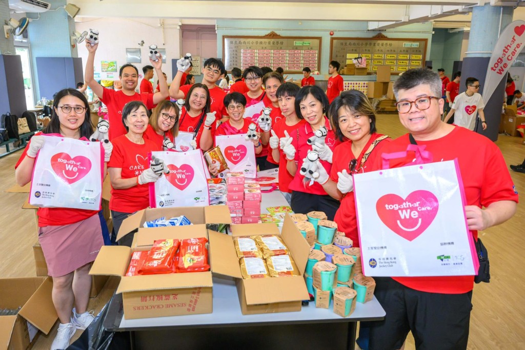馬會義工隊及其他義工分別於5個地區,為約1,000位獨居長者、基層青年及家庭參與及送上愛心禮物包。 馬會義工隊及其他義工分別於5個地區,為約1,000位獨居長者、基層青年及家庭參與及送上愛心禮物包。