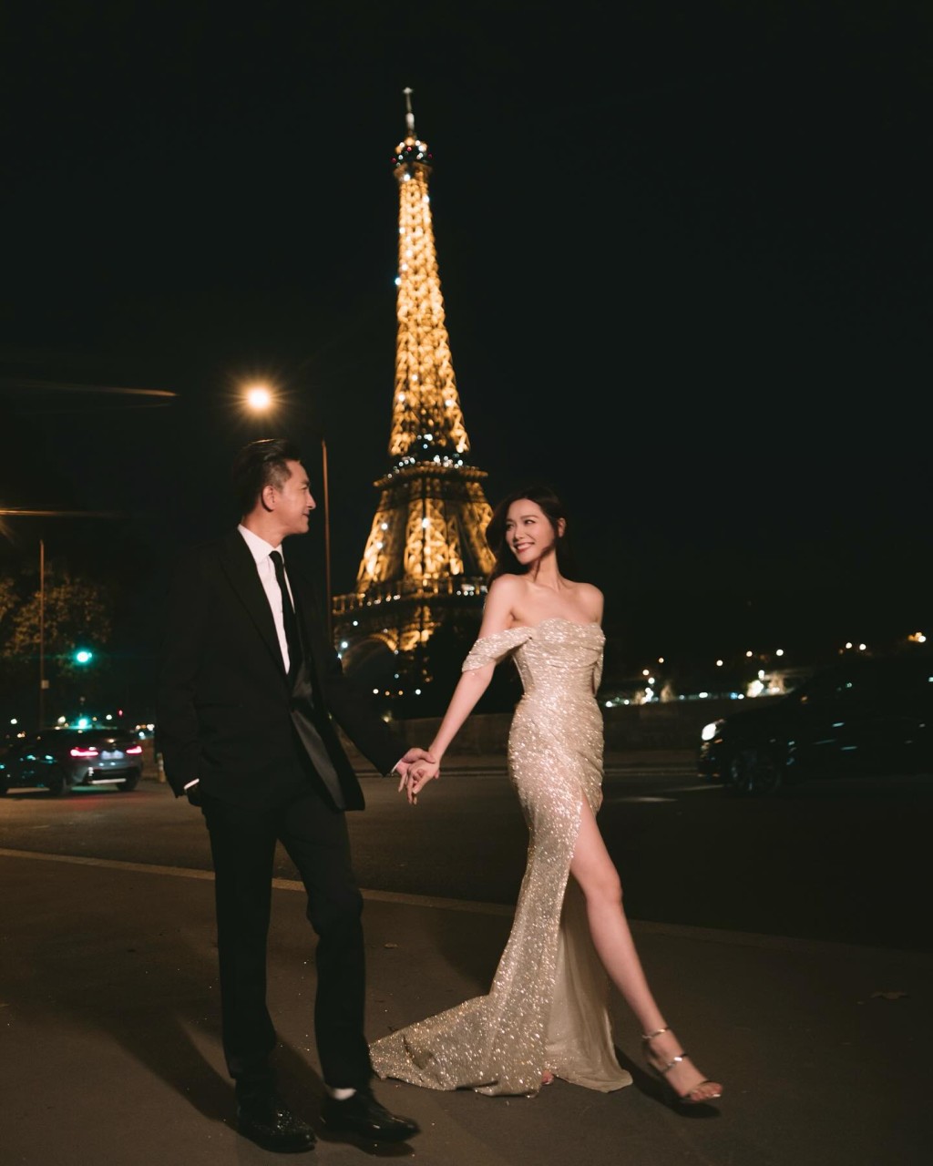 马国明与汤洛雯在巴黎铁塔下跳舞，感觉相当温馨。