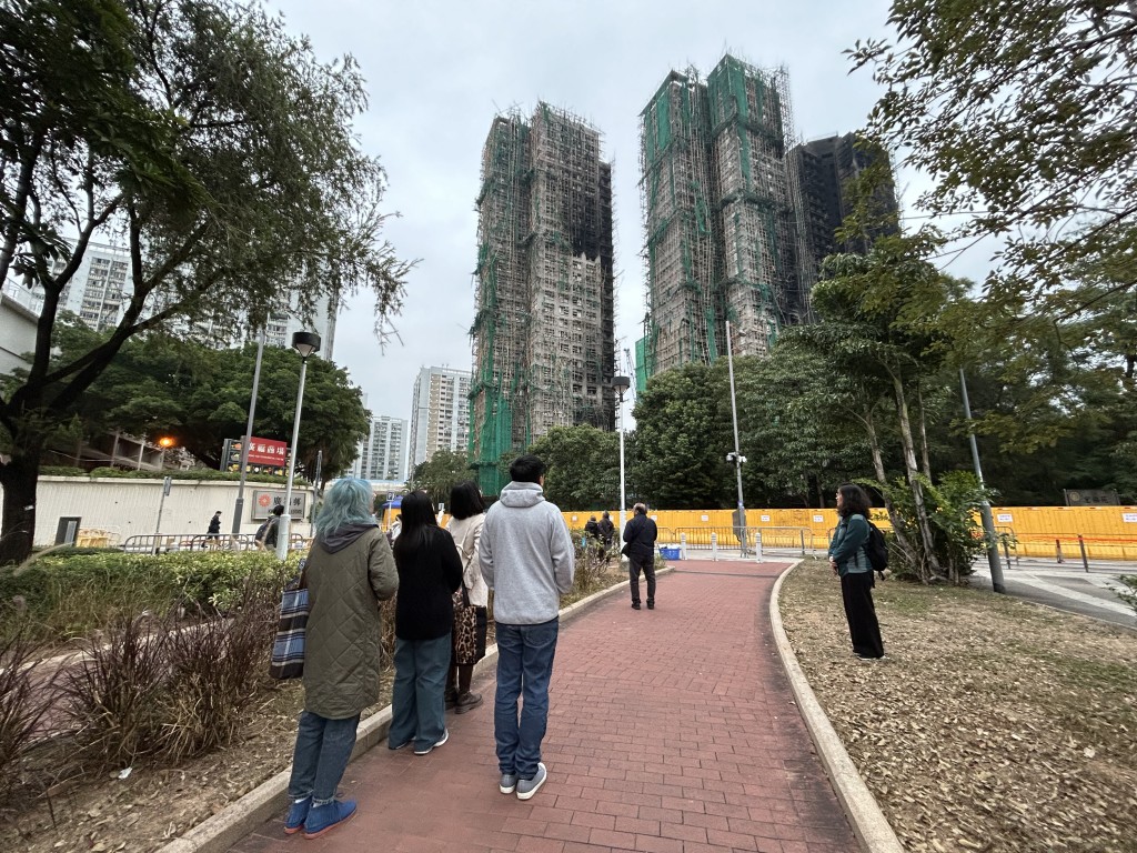有市民今日專程到場獻花悼念。