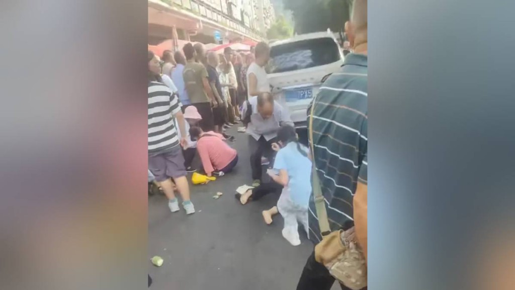 車禍後有多名途人倒地。