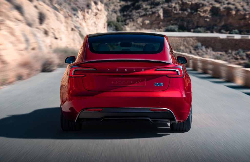 Tesla Model 3 Performance AWD高性能版車尾貼上Ludicrous徽章。
