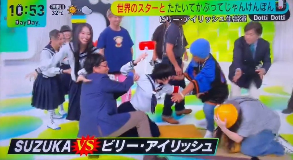 SUZUKA激動得要主持人山里亮太等人拉着，阻止她再打Billie。