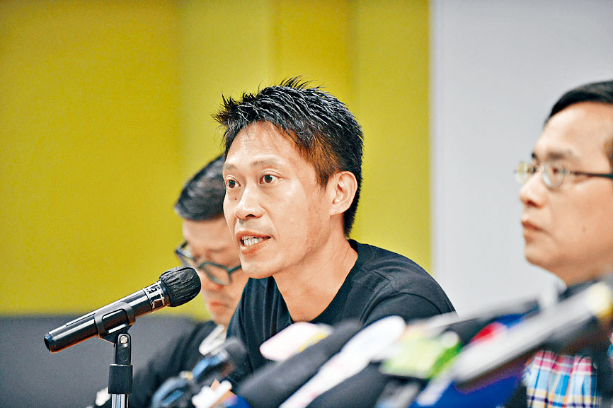 香港社會工作者總工會會長倫智偉指,社工出售現金券後失蹤涉誠信問題,與社工專業操守有牴觸。