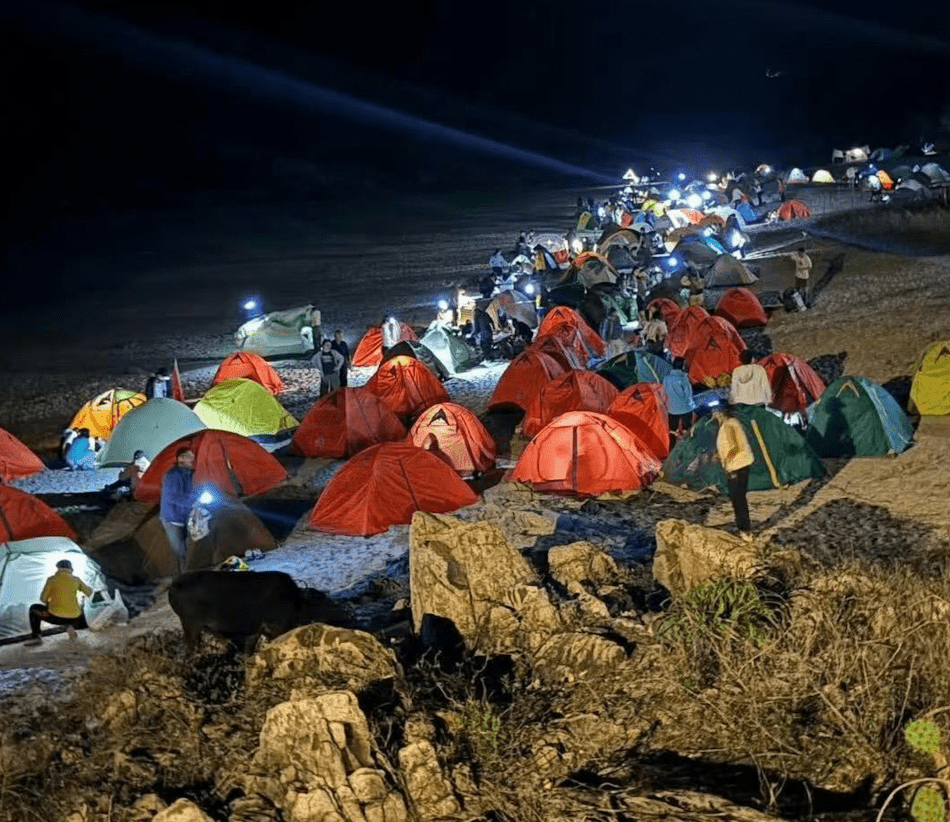 網上流傳圖片顯示,西貢鹹田灣等地驚現「淪陷」慘況,沙灘及山頭被密密麻麻的露營陣佔領。小紅書圖片 網上流傳圖片顯示,西貢鹹田灣等地驚現「淪陷」慘況,沙灘及山頭被密密麻麻的露營陣佔領。小紅書圖片