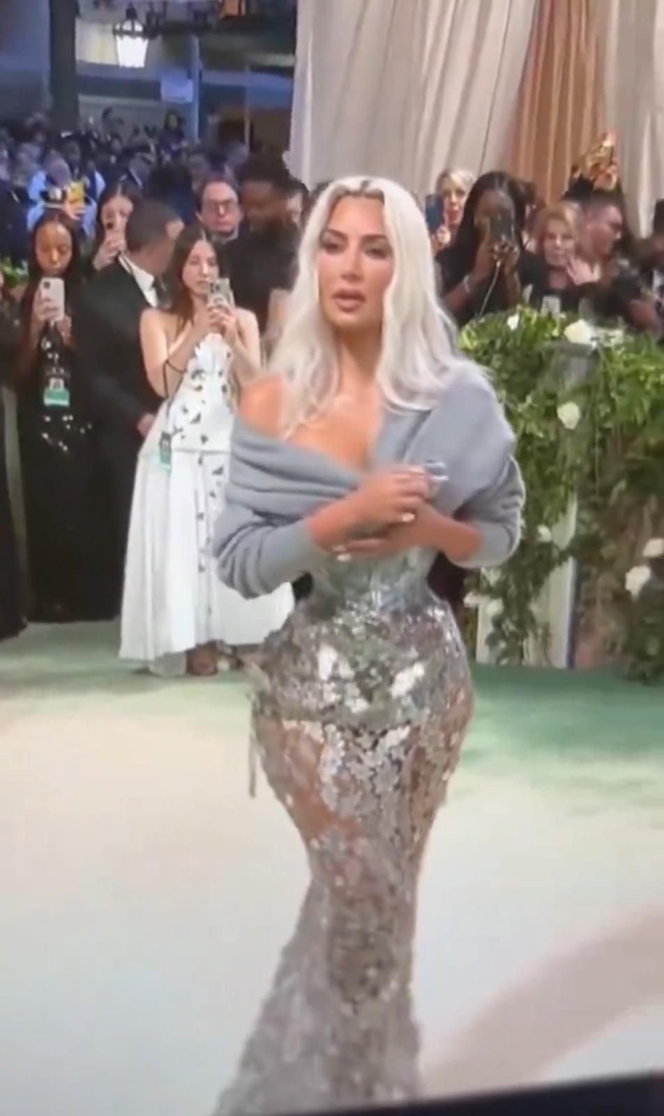Kim Kardashian的晚裝腰線比例超細，網民指看到她好像呼吸不了。