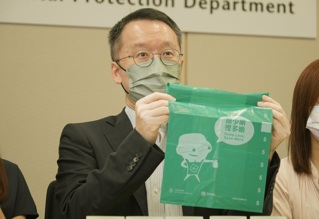 香港物業管理公司協會前會長陳志球指業界不會透過管理費派發專用垃圾袋。