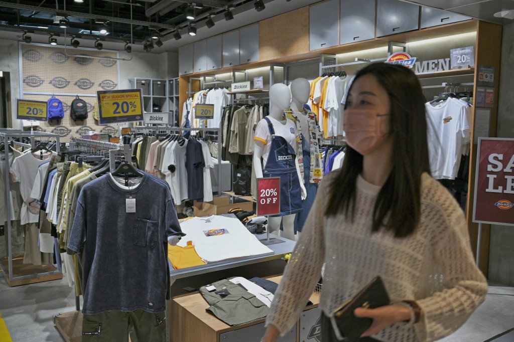 服装按年下跌13.4%。资料图片