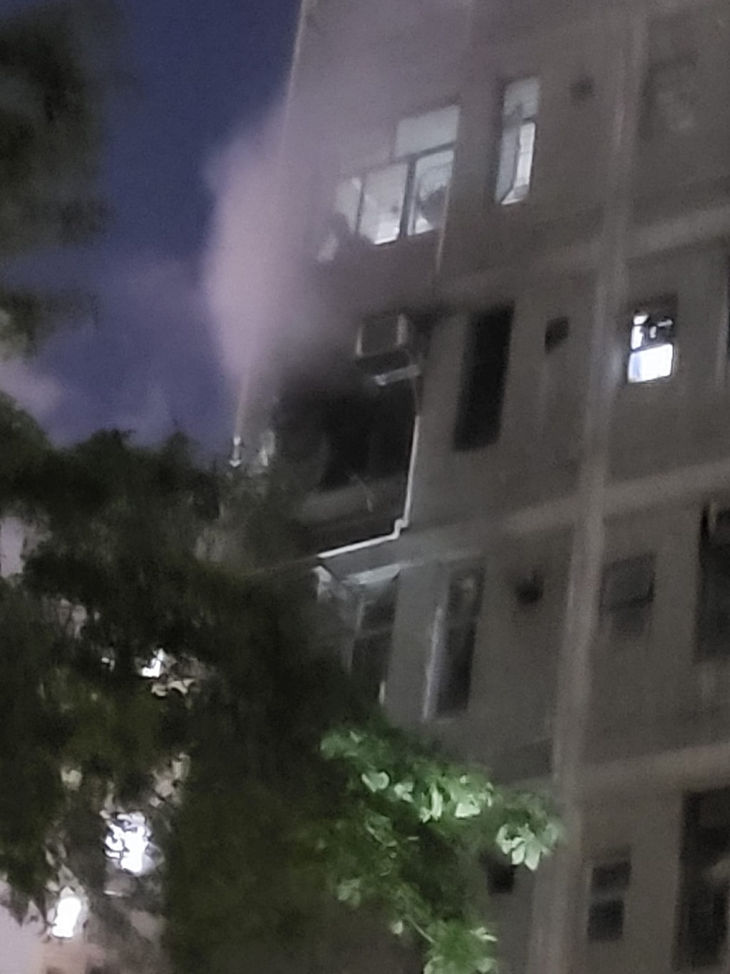 黄大仙东头邨祥东楼一单位起火冒烟。网上图片