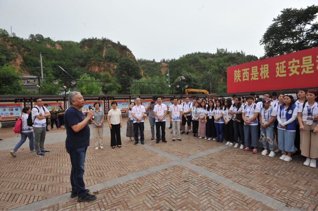 雷平生寄語港青「自強不息」。招淑英攝