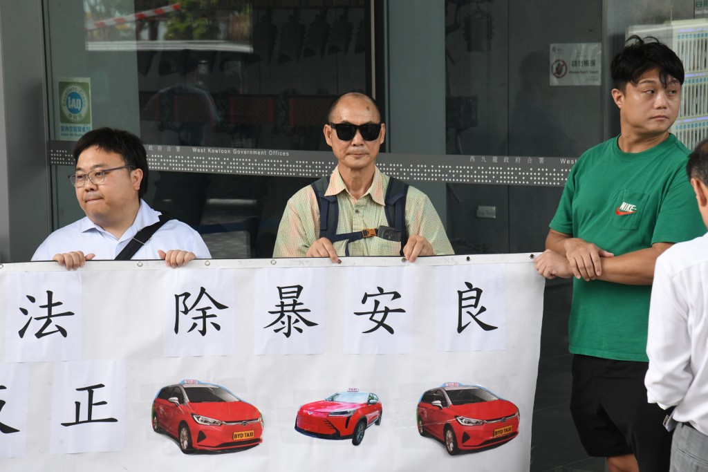 的士業界請願行動，促請政府嚴打非法白牌車。何健勇攝