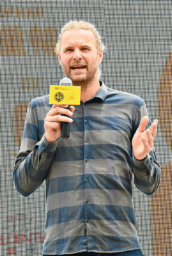 ■黃鴨創作者霍夫曼。