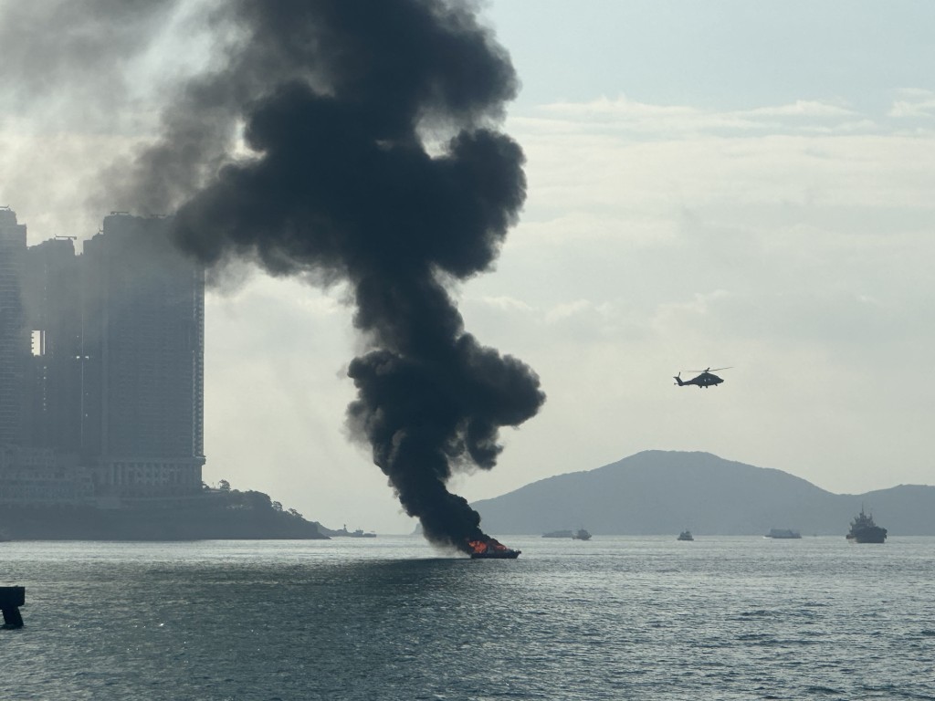 船隻起火，濃煙直捲半空。讀者提供圖片