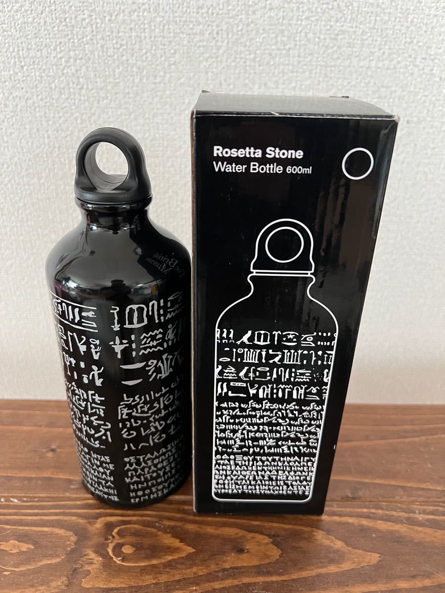 按事主贴出照片，原本想买的是这款　罗塞塔石碑纪念水瓶。 网上图片