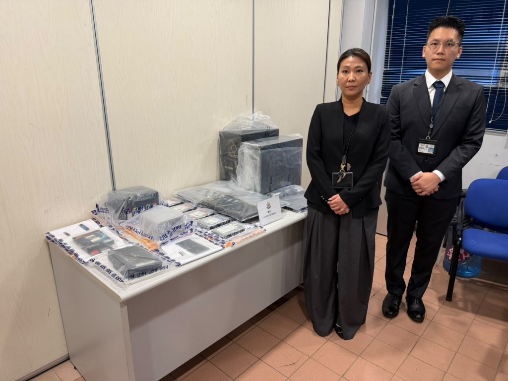 沙田警區刑事調查組總督察吳玉浿(左)交代案情。 沙田警區刑事調查組總督察吳玉浿(左)交代案情。