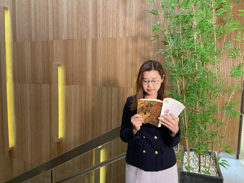 成长于非网络时代的她比较今昔学生学中文，认为最大分别在于学生有否养成阅读习惯。